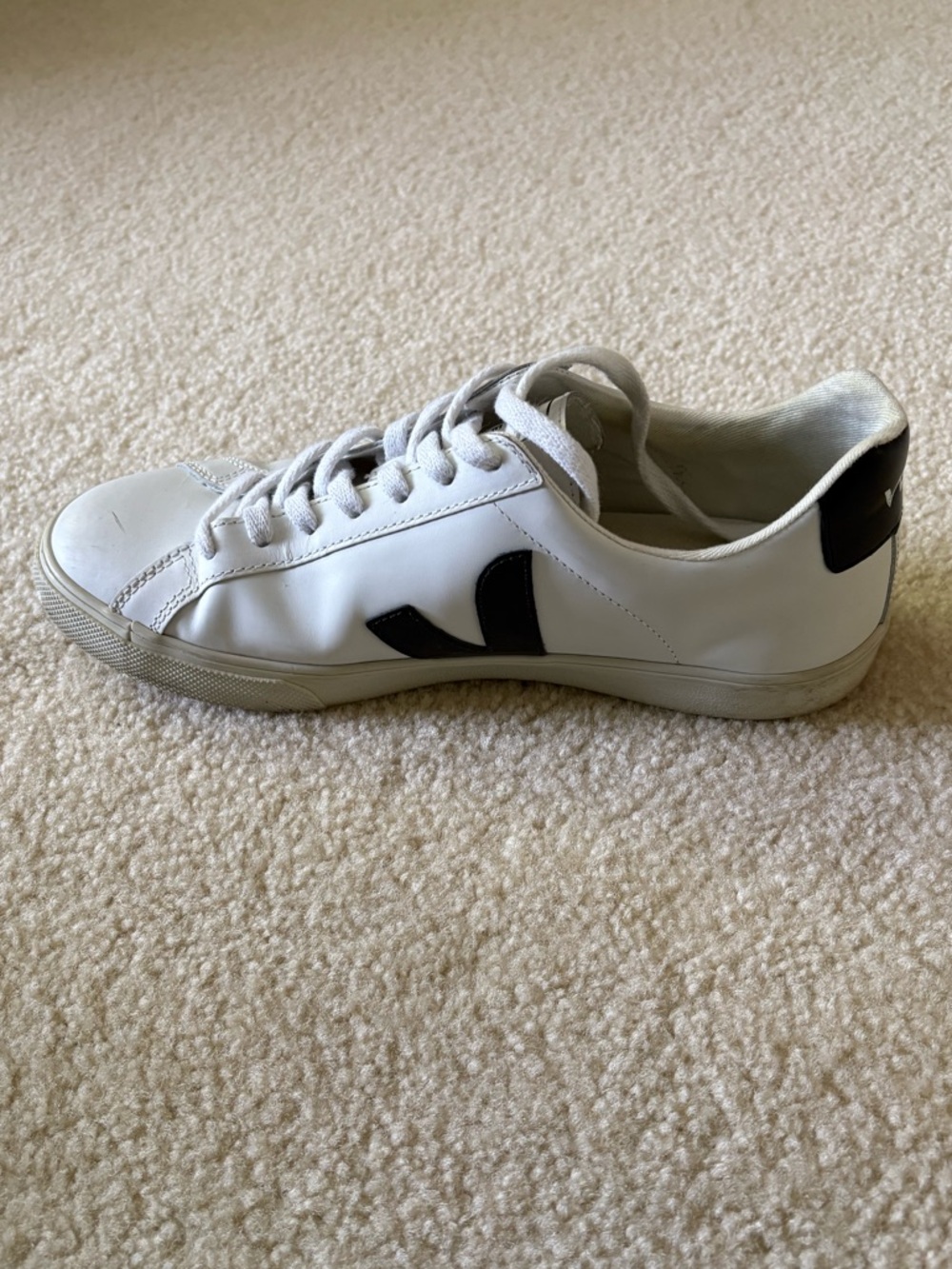 Veja Women’s Esplar Rubber-Trimmed Leather Sneakers. Size 9. - Picture 7 of 11